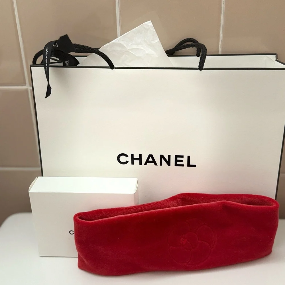 Chanel Headband / Ear warmers / red with Camelia detail / New with Chanel bag - Picture 3 of 3